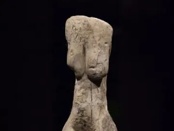 Venus of Eliseevichi figurine with an elongated form, prominent hips and breasts, and a featureless head