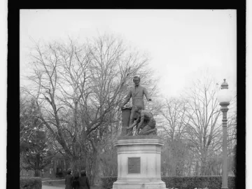 Emancipation Memorial showing a standing figure over a kneeling man with broken chains in a park.
