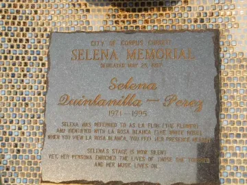 Selena memorial plaque with golden inscription and mosaic border at Mirador de la Flor