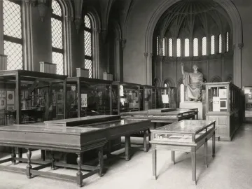 Marble sculpture of George Washington seated on a throne with his right arm raised in a high-ceilinged hall