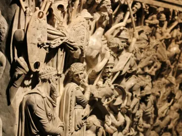 Portonaccio Sarcophagus with a crowded battle relief and carved figures on the lid
