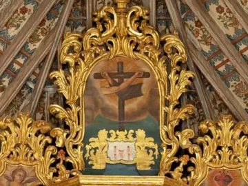 Cristo de La Laguna displayed in a gilded baroque altarpiece with ornate religious decoration.