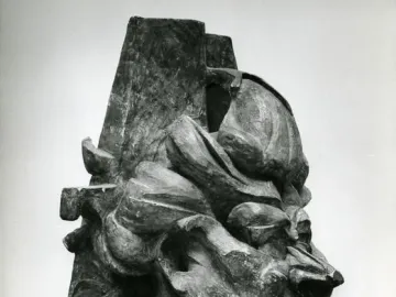 L\'antigrazioso shown as a fragmented angular bust in profile on a slatted base.