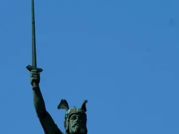 Hermann Heights Monument statue of a bearded warrior wearing a winged helmet and cape, holding a sword aloft.