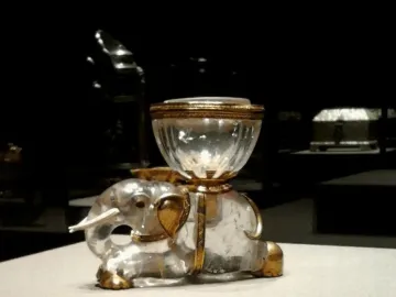 Elephant with Salt Cellar featuring a clear elephant figure with gold details and a ribbed glass bowl on its back.