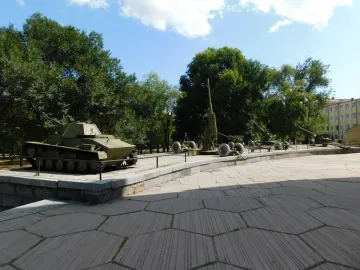Battle of the Dnieper Diorama with a tank and artillery pieces on raised platforms.