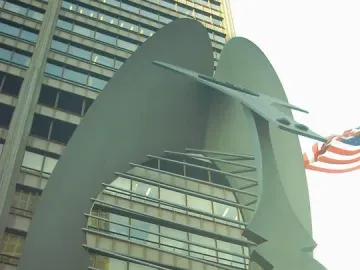 The Picasso sculpture in Chicago framed against the Richard J. Daley Center, with an American flag visible above.
