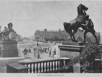 Horse Tamers sculptures flank a wide boulevard with pedestrians, carriages, and grand buildings in the distance.