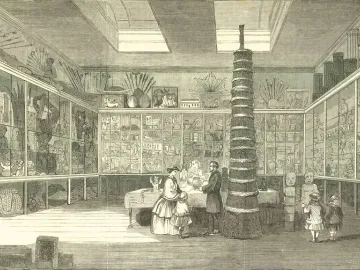 A\'a, a tall segmented wooden figure, displayed in a museum room.