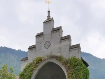 Winkelried Memorial in Stans, a tall stone monument with an arched niche holding a white marble sculpture.