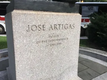 Granite base of the General José Gervasio Artigas Memorial with the inscription \