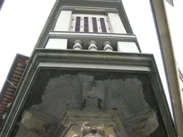 The Fontana dello Sprone corner with an ornate Medici shield carving on a stone building facade.