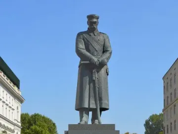 Józef Piłsudski Monument, a bronze statue of a man in military uniform on a tall granite pedestal in Warsaw.