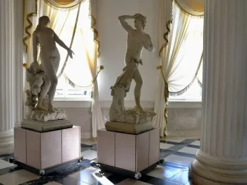 Orfeo y Eurídice by Canova, two white marble statues on pink pedestals in a museum room