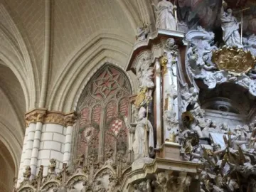 The Transparente in Toledo Cathedral, with an ornate Baroque altarpiece of marble figures, cherubs, and gilded carvings.