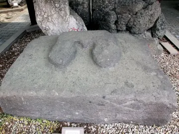 A large rectangular stone block from Yazılıkaya with two rounded protuberances on top, resting on gravel.