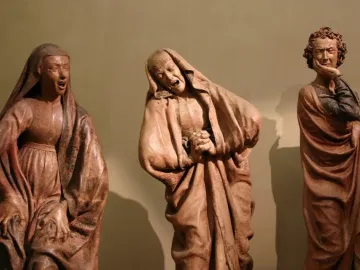 Terracotta figures from Compianto sul Cristo morto with anguished faces and sorrowful expressions.