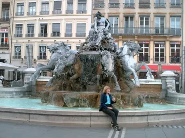 Fontaine Bartholdi fountain with horse sculptures, a central female figure, and water flowing into the basin.