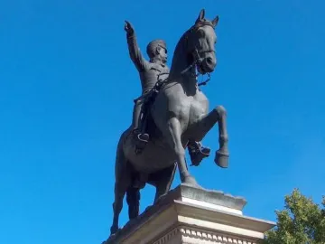 Marqués del Duero equestrian statue of a man on a rearing horse atop a stone pedestal.