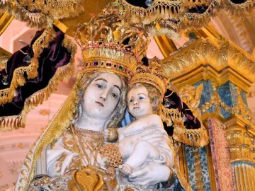 Madonna dell\'Udienza statue with the Madonna and Child wearing ornate golden crowns and jeweled decoration