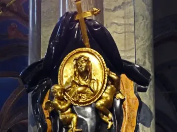 Memorial to Maria Raggi with a gold cross, central medallion, and two putti above an inscription plaque.