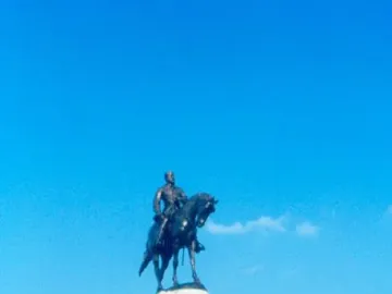 Robert E. Lee Monument with a bronze equestrian statue on a tall white marble base
