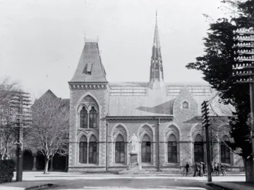 Rolleston Statue on a pedestal in front of the Canterbury Museum facade