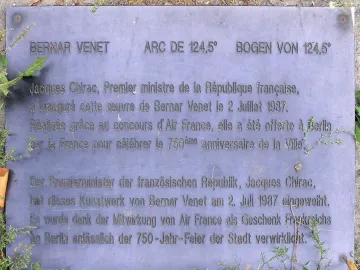 Dark grey memorial plaque for Arc de 124,5° with French and German text.