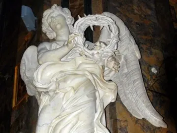Angel with the Crown of Thorns marble sculpture by Gian Lorenzo Bernini holding a thorny wreath.