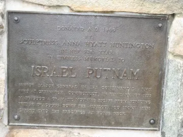 Bronze plaque mounted on a rough stone wall for the Israel Putnam equestrian statue