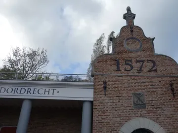 Madurodam building facade with a Dutch gable marked 1572 and a DORDRECHT sign above the entrance.
