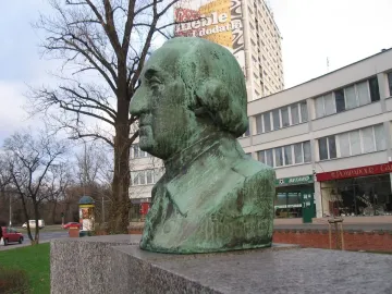 Bronze bust of George Washington on a stone pedestal inscribed \