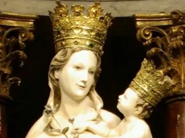 Madonna di Trapani statue of the Madonna and Child with golden crowns, holding a leafy branch and keys.