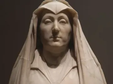 Marble bust of Camilla Barbadori with a veiled head and shoulders on a marble pedestal.
