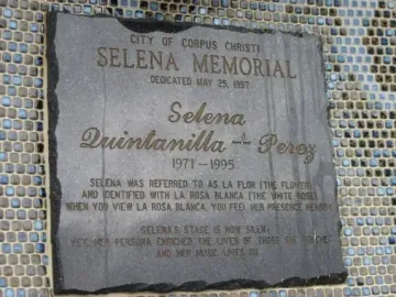 Memorial plaque for Selena Quintanilla Perez on a blue-tiled wall at Mirador de la Flor.