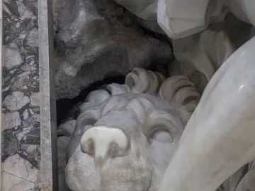 White marble lion beneath Daniel’s foot in Bernini’s Daniel and the Lion sculpture