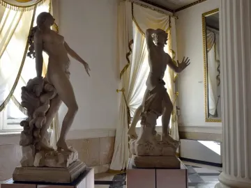 Canova\'s Orfeo y Eurídice sculpture with a nude woman looking upward and a nude man recoiling beside her.