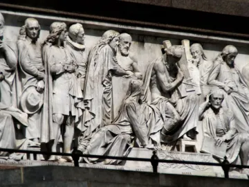 Frieze of Parnassus marble figures in the Albert Memorial, with standing and seated historical and literary figures in period dress.