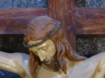 Brunelleschi Crucifix showing Jesus on a dark wooden cross with bowed head, thorns, and a wound on his side