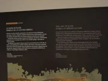 Museum display panel about the Lady of Elche with an illustrated scene of the bust being excavated from the ground.